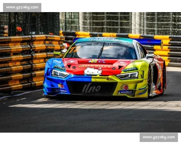 致命失控!赛车时速 200 公里飞出场外,观众尖叫逃命瞬间曝光